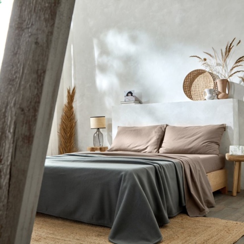 Ambiance linge de lit polycoton lavable taupe Easytex et couverture polaire grise anthracite