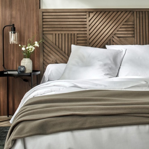 Ambiance linge de lit lavable polycoton confort blanc et couverture polaire taupe