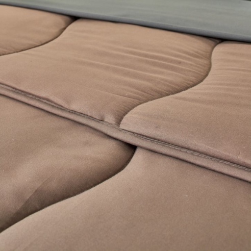 Zoom matière et piquage vague couette confort taupe Easytex