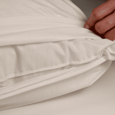 Rénove oreiller imperméable look premium zoom sur le ZIP Rénove oreiller imperméable look premium zoom sur le ZIP