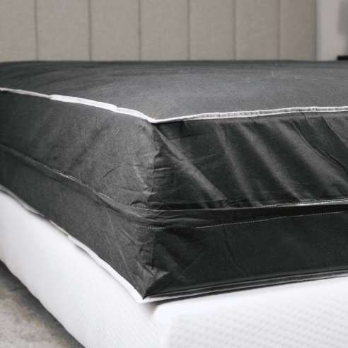 Rénove matelas imperméable gris ambiance coin du lit Rénove matelas imperméable gris ambiance coin du lit